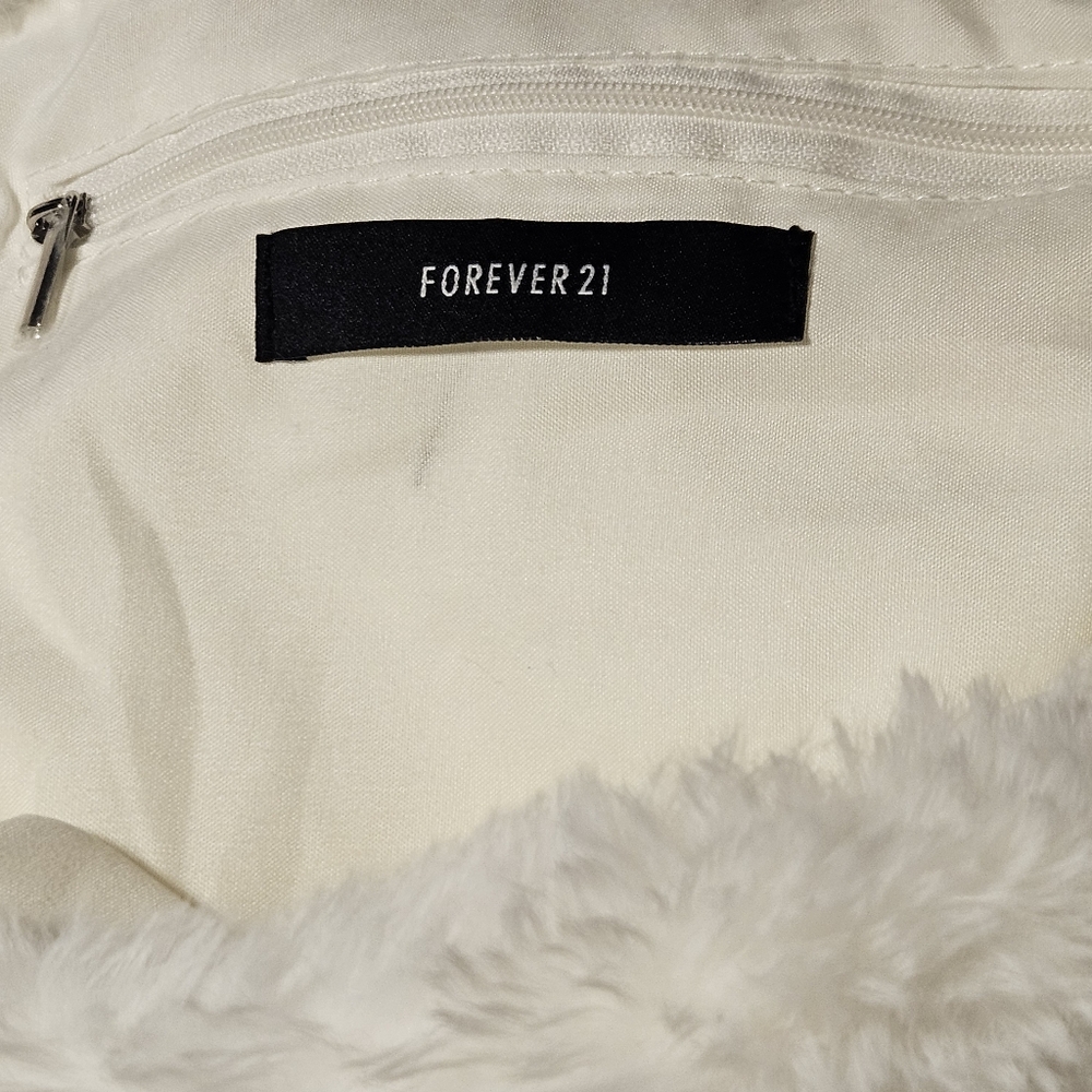 Forever 21 plush white over the shoulder tote bag with magnetic closure snap - Picture 7 of 8